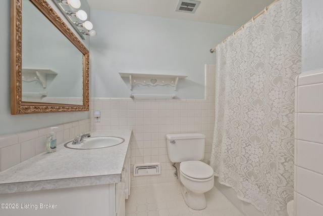 210 Dunbar Pl, Douglass Hills, KY 40243