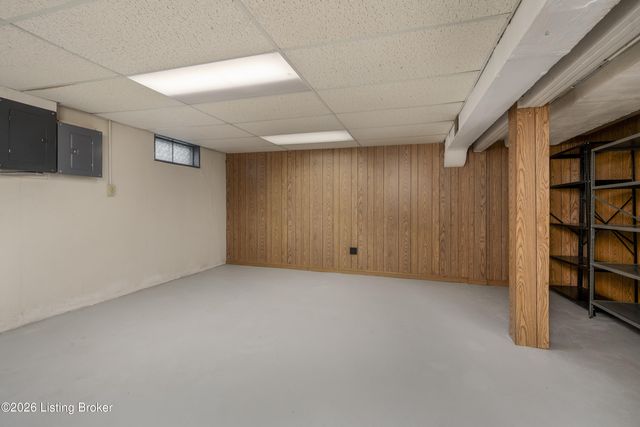 210 Dunbar Pl, Douglass Hills, KY 40243