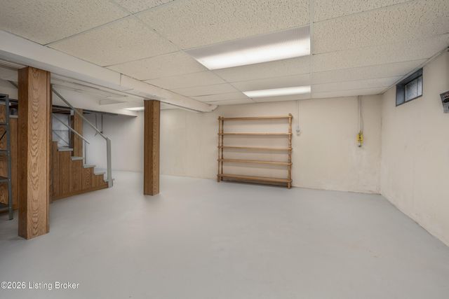210 Dunbar Pl, Douglass Hills, KY 40243