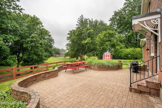 210 Dunbar Pl, Douglass Hills, KY 40243