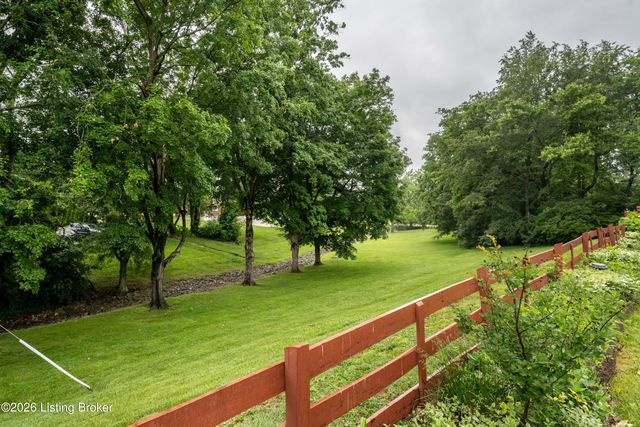 210 Dunbar Pl, Douglass Hills, KY 40243