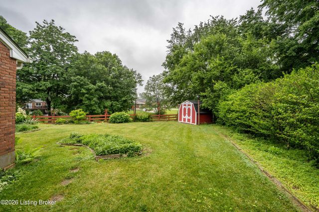 210 Dunbar Pl, Douglass Hills, KY 40243