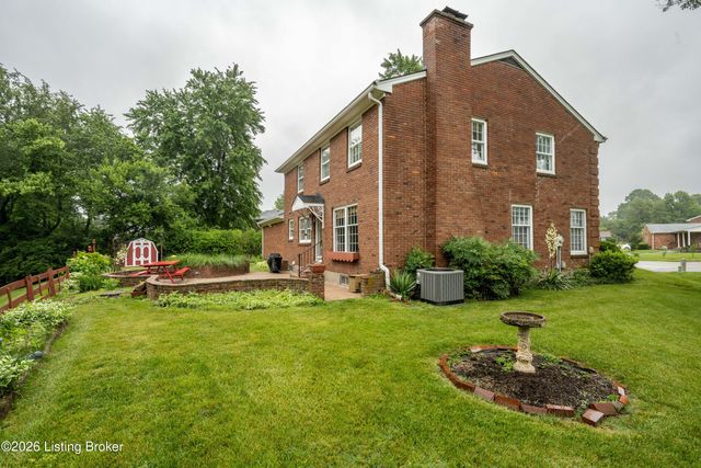 210 Dunbar Pl, Douglass Hills, KY 40243