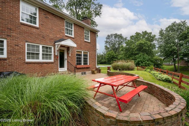 210 Dunbar Pl, Douglass Hills, KY 40243