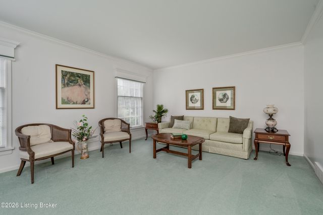 210 Dunbar Pl, Douglass Hills, KY 40243