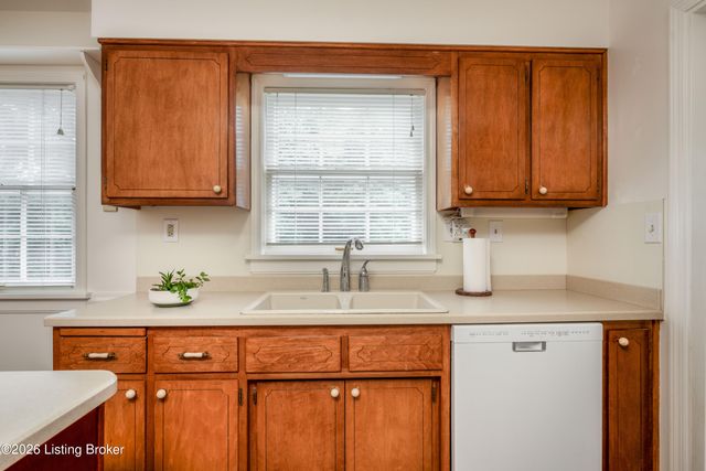 210 Dunbar Pl, Douglass Hills, KY 40243
