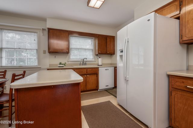 210 Dunbar Pl, Douglass Hills, KY 40243