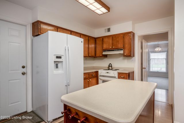 210 Dunbar Pl, Douglass Hills, KY 40243