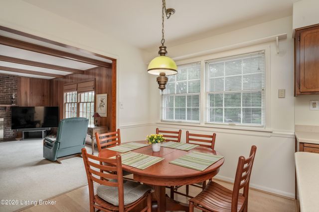 210 Dunbar Pl, Douglass Hills, KY 40243