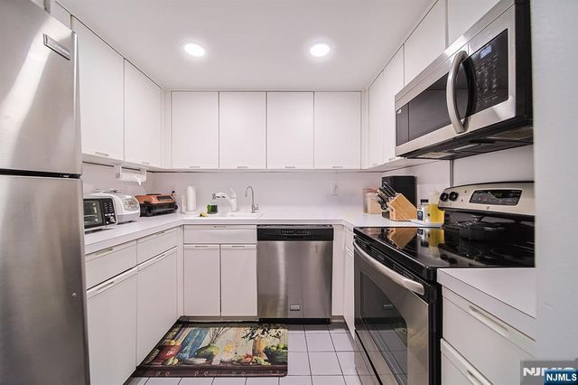 38 Moonachie Road 402, Hackensack, NJ 07601