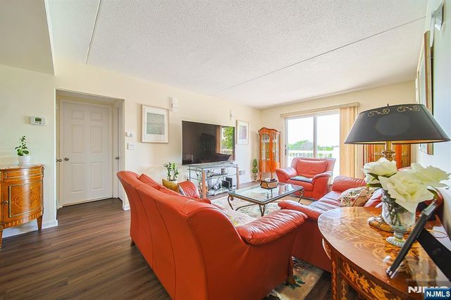 38 Moonachie Road 402, Hackensack, NJ 07601