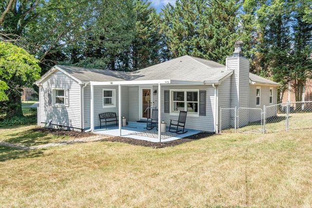 105 Barnett RD, Salem, VA 24153