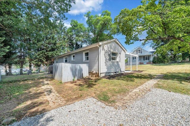 105 Barnett RD, Salem, VA 24153