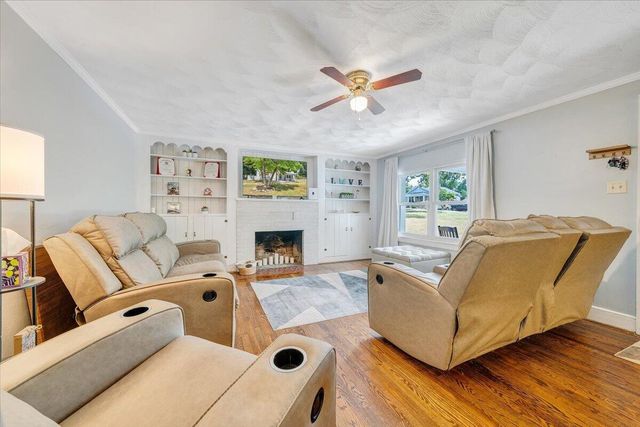 105 Barnett RD, Salem, VA 24153