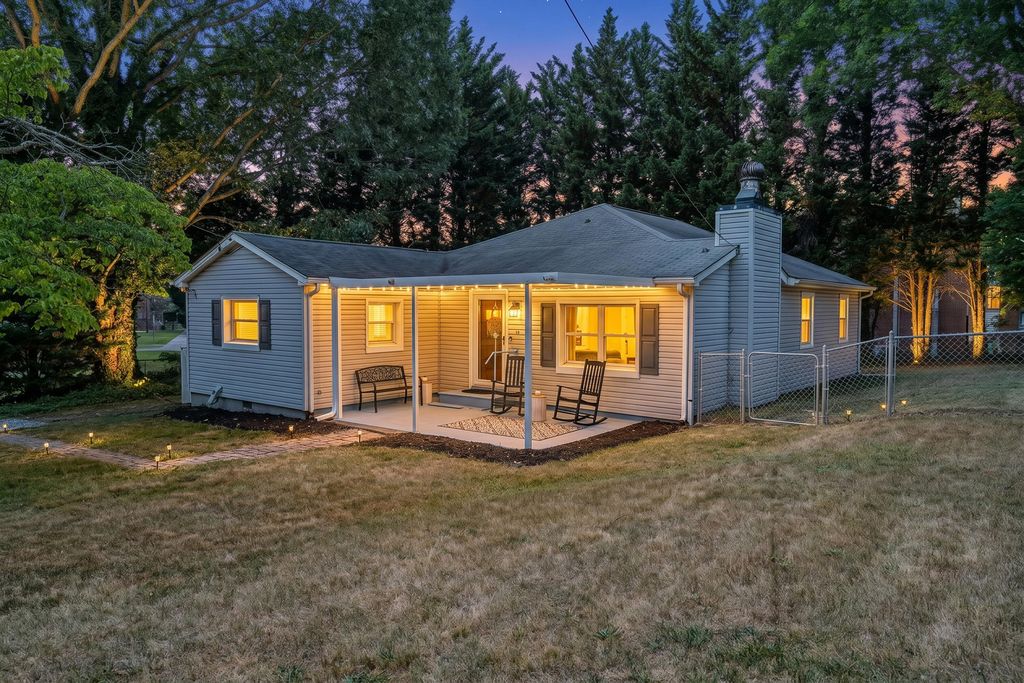 105 Barnett RD, Salem, VA 24153