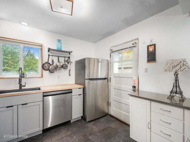 18646 Palmer Circle, Homewood, IL 60430