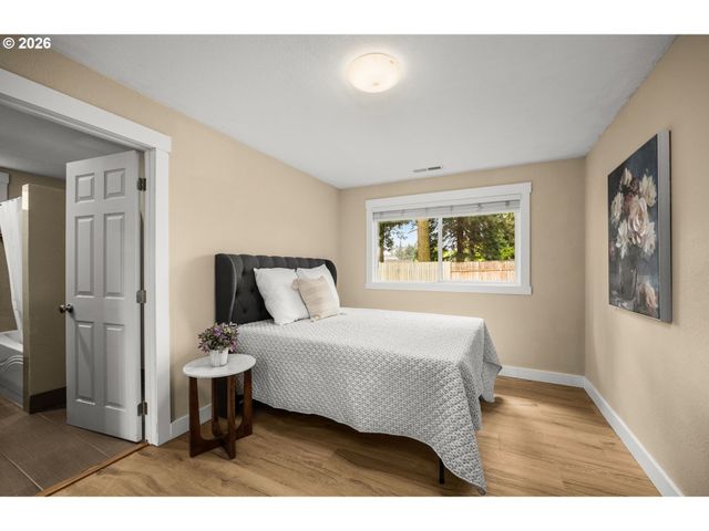14724 Se MARKET Ct, Portland, OR 97233