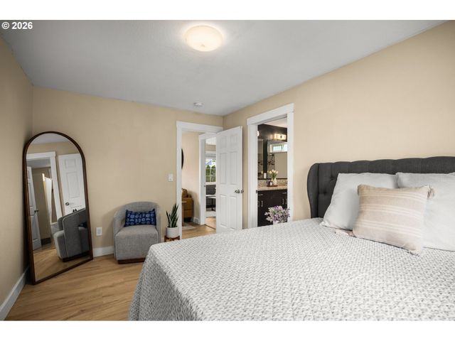 14724 Se MARKET Ct, Portland, OR 97233