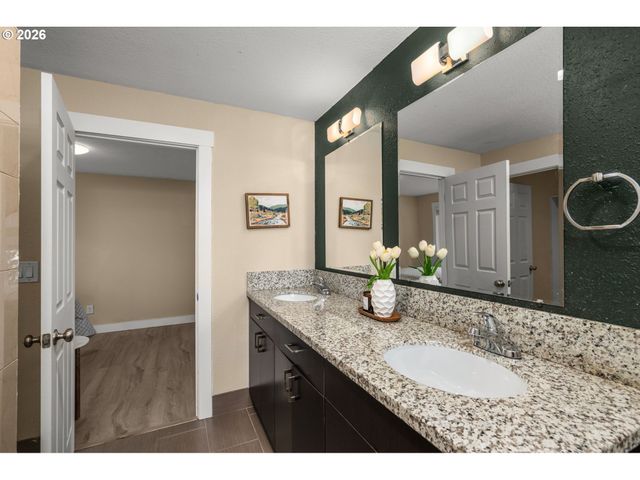 14724 Se MARKET Ct, Portland, OR 97233