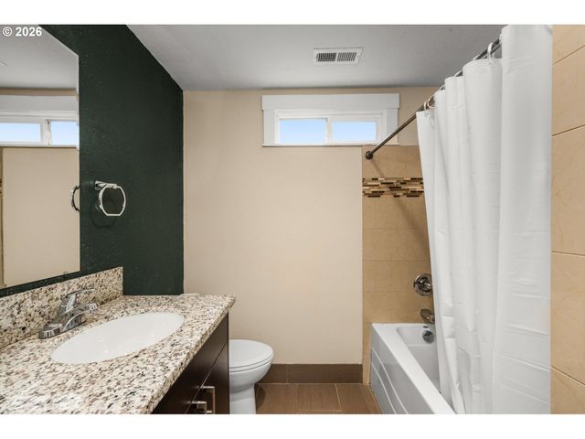 14724 Se MARKET Ct, Portland, OR 97233