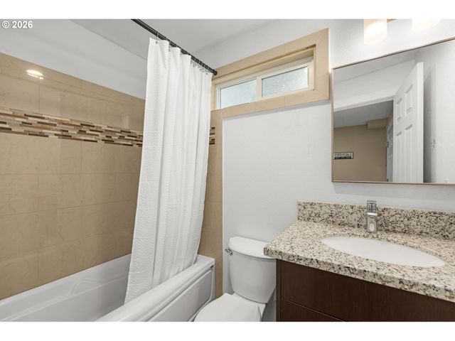 14724 Se MARKET Ct, Portland, OR 97233