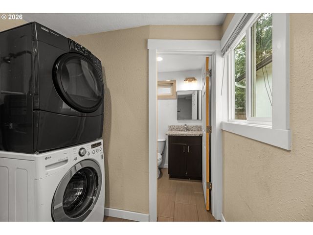 14724 Se MARKET Ct, Portland, OR 97233