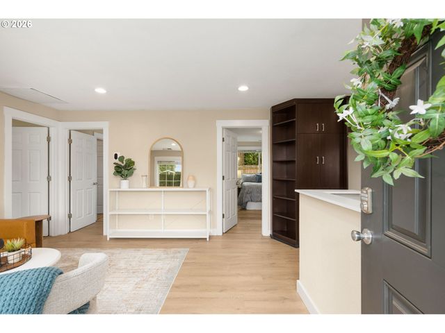 14724 Se MARKET Ct, Portland, OR 97233