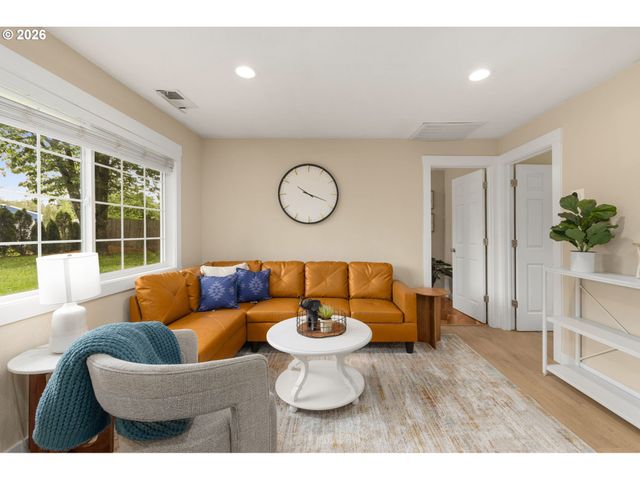 14724 Se MARKET Ct, Portland, OR 97233