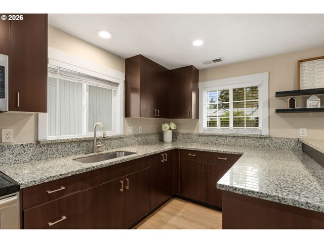 14724 Se MARKET Ct, Portland, OR 97233