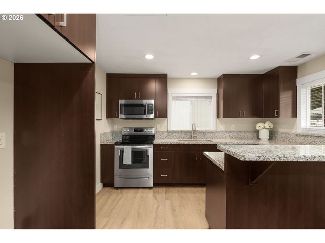 14724 Se MARKET Ct, Portland, OR 97233