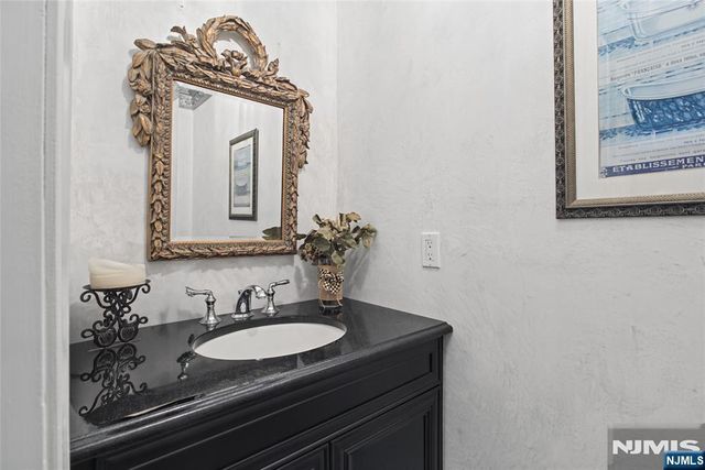 30 Litchult Lane, Mahwah, NJ 07430