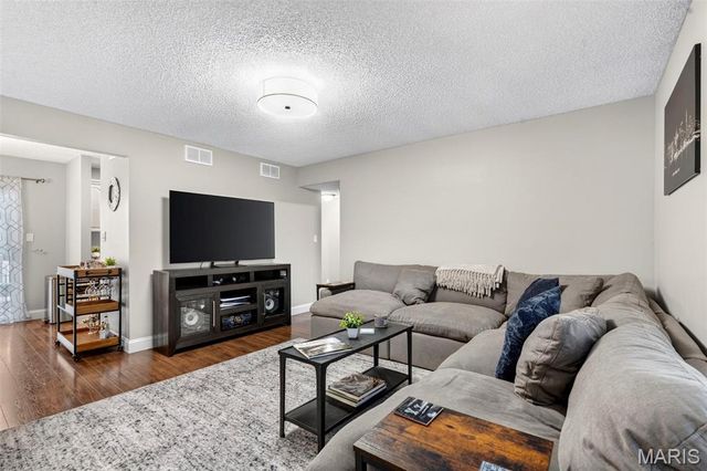 9026 Cardinal Terrace, Brentwood, MO 63144