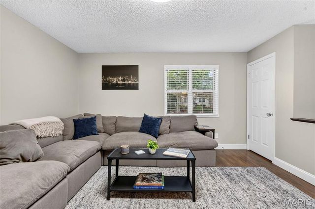 9026 Cardinal Terrace, Brentwood, MO 63144