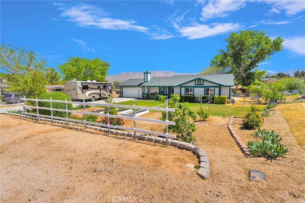 Image 3 of property listing at 9317 Sabina, Hesperia, CA 92345