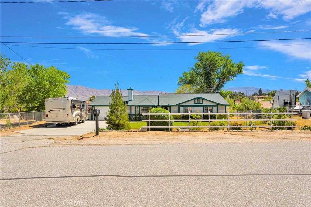 Image 4 of property listing at 9317 Sabina, Hesperia, CA 92345