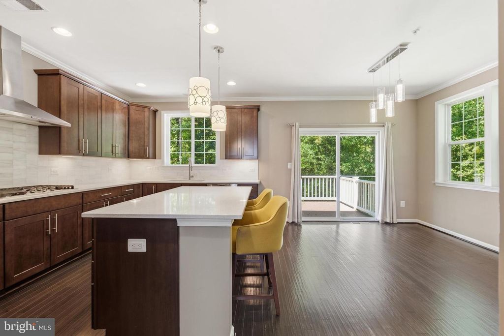 Image 7 of property listing at 8170 VILLAGGIO, Millersville, MD 21108