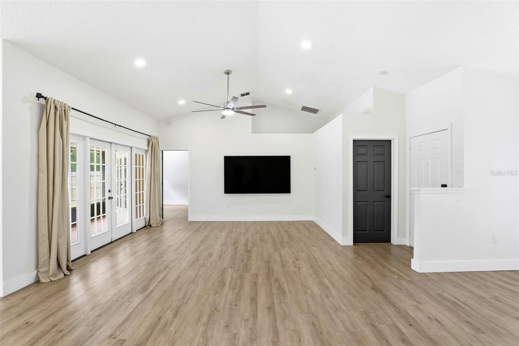 Image 7 of property listing at 248 STERLING ROSE COURT, Apopka, FL 32703