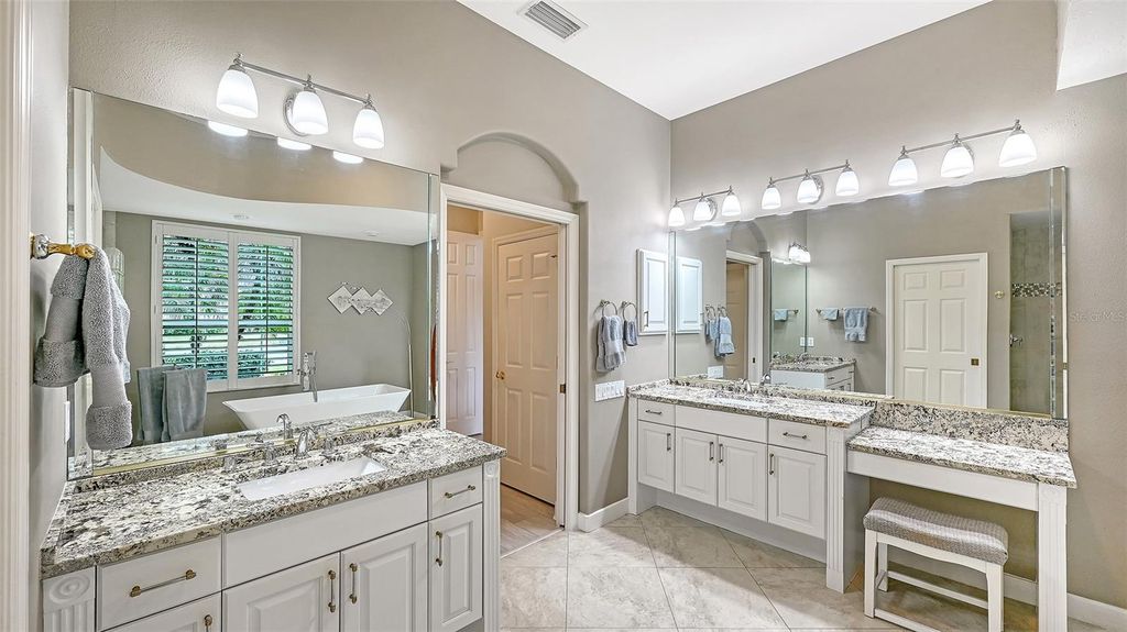 Image 25 of property listing at 7310 CHATSWORTH COURT, University Park, FL 34201