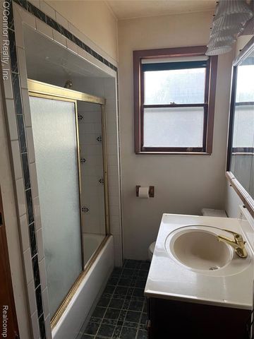 1124 Pine Street, Port Huron, MI 48060