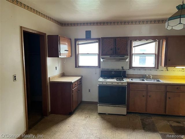 1124 Pine Street, Port Huron, MI 48060