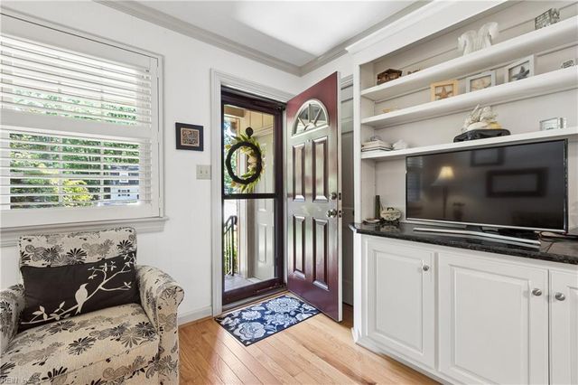 8 Bradford CIR, Newport News, VA 23602