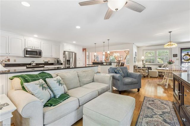 8 Bradford CIR, Newport News, VA 23602