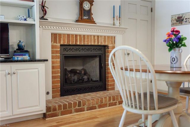 8 Bradford CIR, Newport News, VA 23602