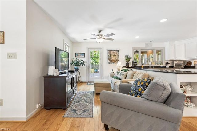 8 Bradford CIR, Newport News, VA 23602