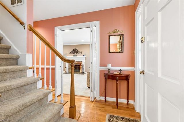 8 Bradford CIR, Newport News, VA 23602