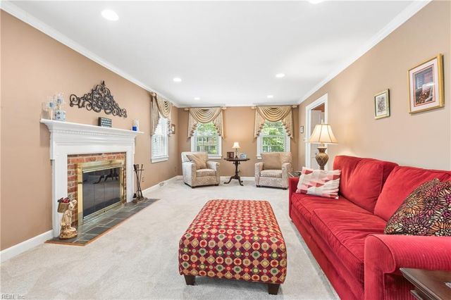 8 Bradford CIR, Newport News, VA 23602
