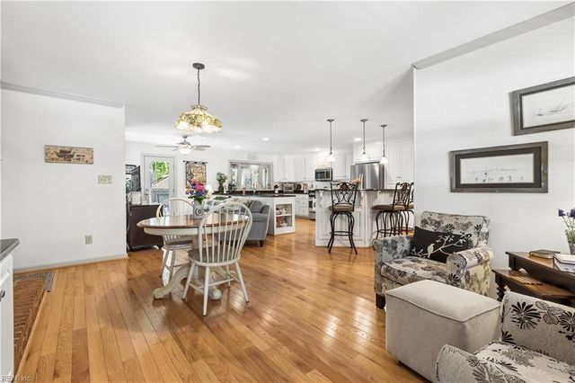 8 Bradford CIR, Newport News, VA 23602