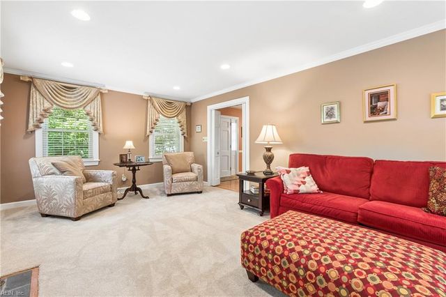8 Bradford CIR, Newport News, VA 23602