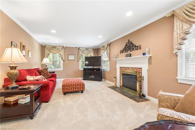 8 Bradford CIR, Newport News, VA 23602