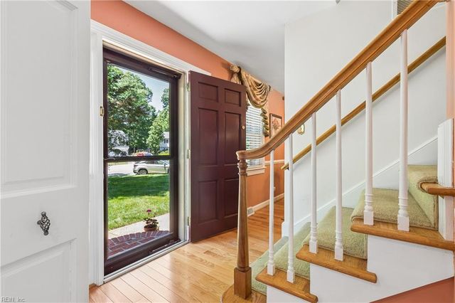 8 Bradford CIR, Newport News, VA 23602